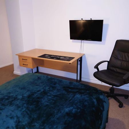 Lovely Rooms In A Quiet Place Of Woking Bagian luar foto