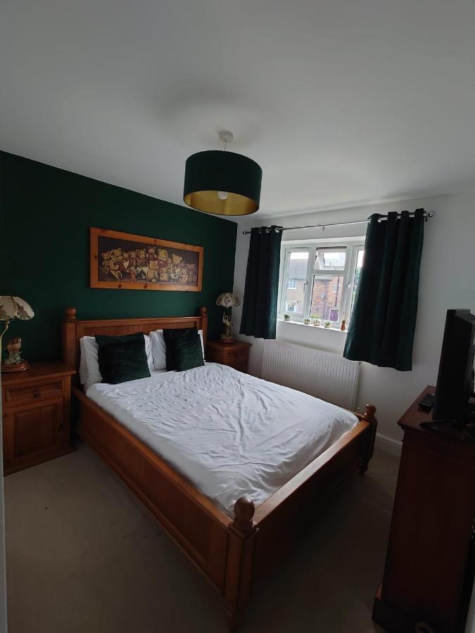 Lovely Rooms In A Quiet Place Of Woking Bagian luar foto