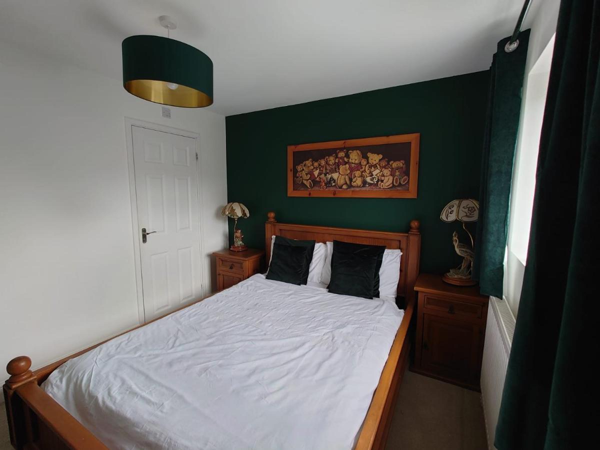 Lovely Rooms In A Quiet Place Of Woking Bagian luar foto