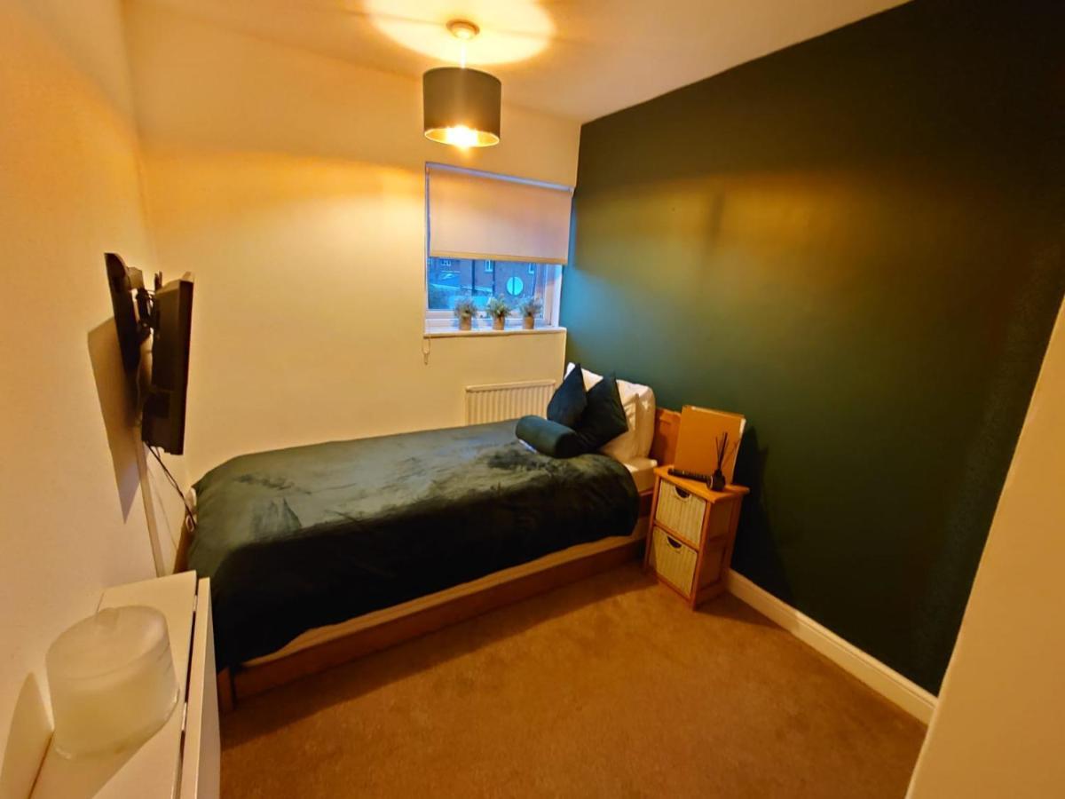 Lovely Rooms In A Quiet Place Of Woking Bagian luar foto