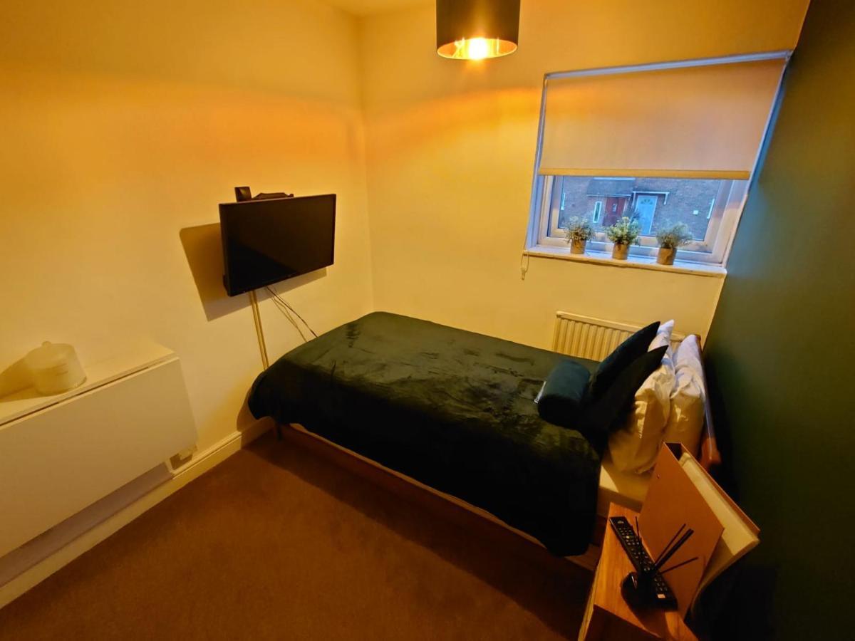 Lovely Rooms In A Quiet Place Of Woking Bagian luar foto