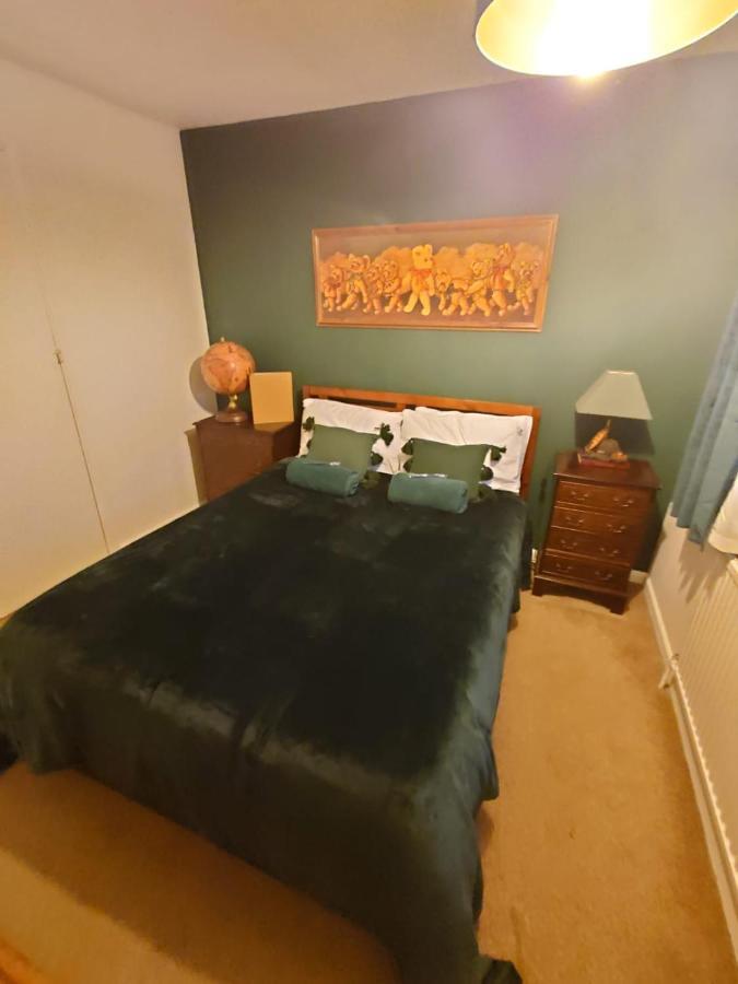 Lovely Rooms In A Quiet Place Of Woking Bagian luar foto