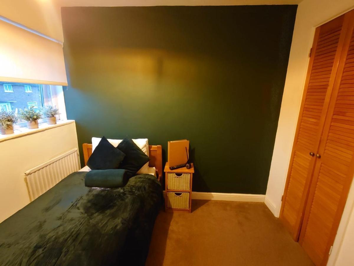 Lovely Rooms In A Quiet Place Of Woking Bagian luar foto