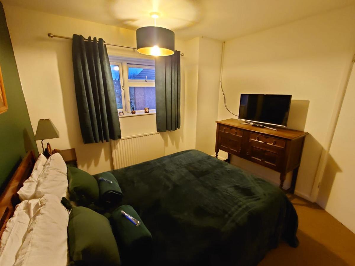 Lovely Rooms In A Quiet Place Of Woking Bagian luar foto