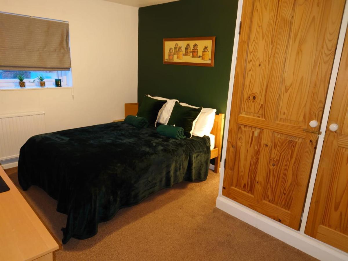 Lovely Rooms In A Quiet Place Of Woking Bagian luar foto