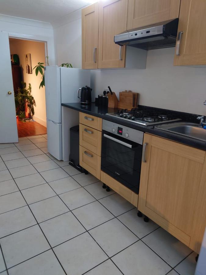 Lovely Rooms In A Quiet Place Of Woking Bagian luar foto