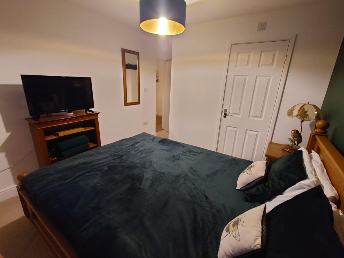 Lovely Rooms In A Quiet Place Of Woking Bagian luar foto