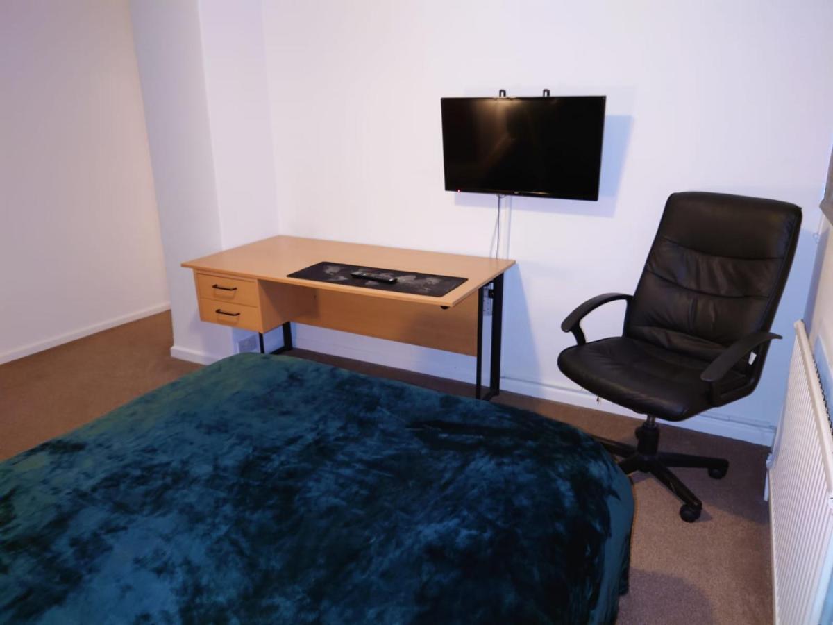 Lovely Rooms In A Quiet Place Of Woking Bagian luar foto