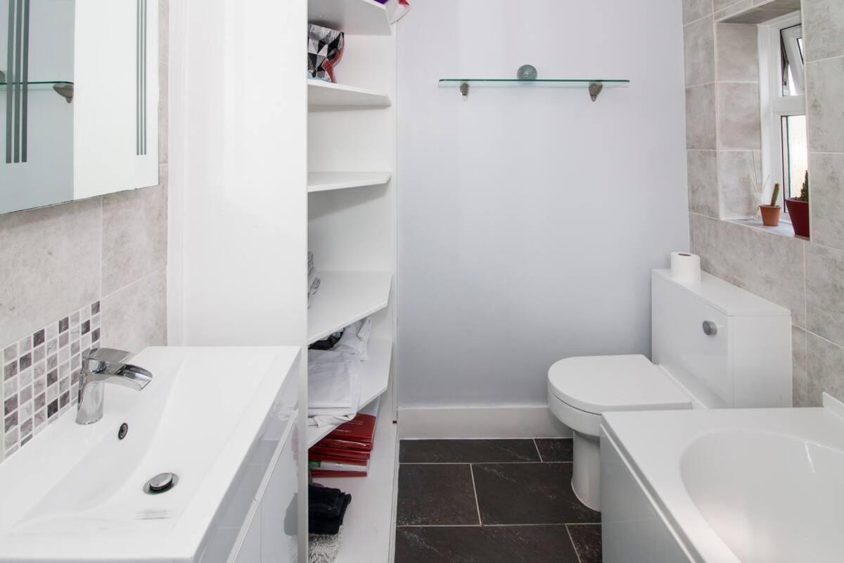 Lovely Rooms In A Quiet Place Of Woking Bagian luar foto