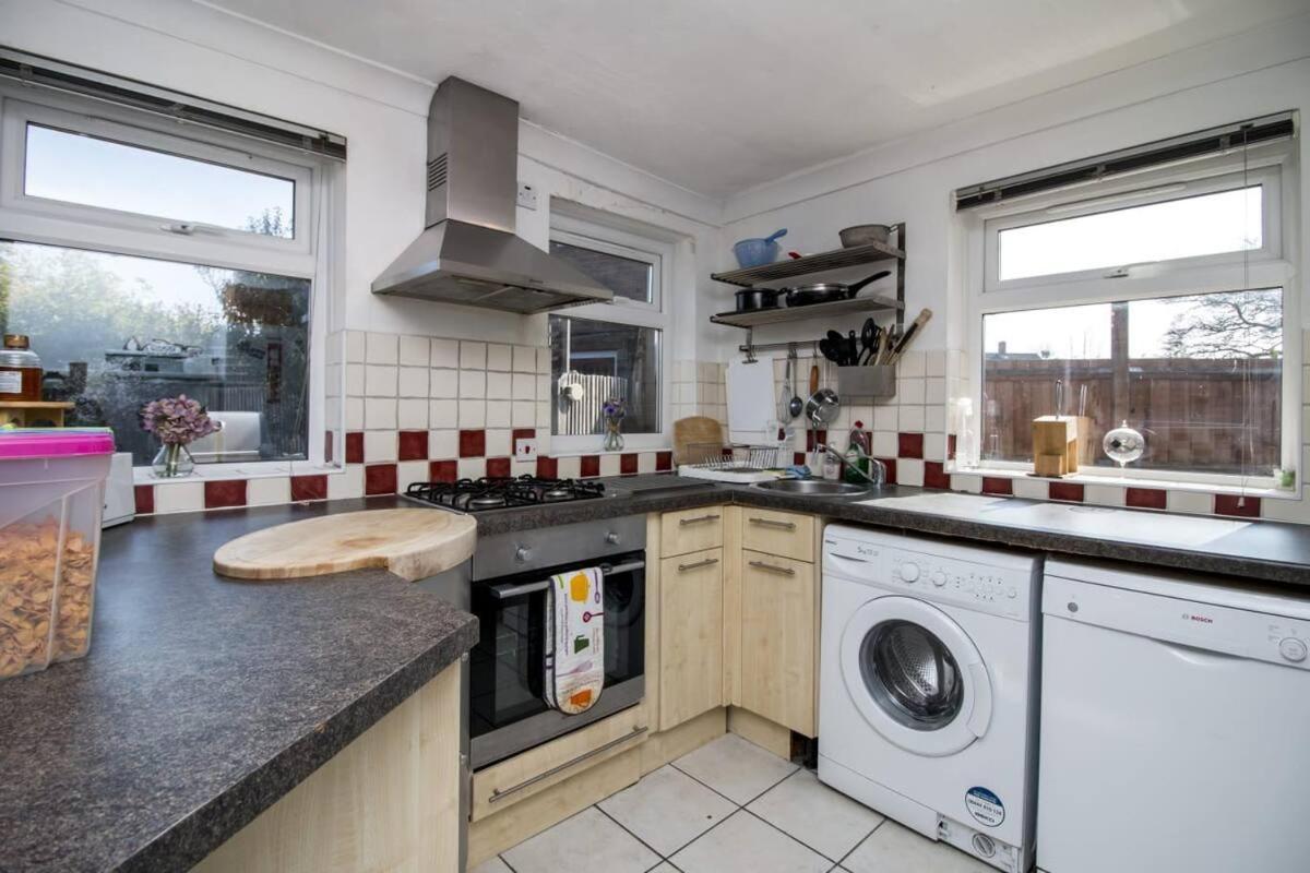 Lovely Rooms In A Quiet Place Of Woking Bagian luar foto