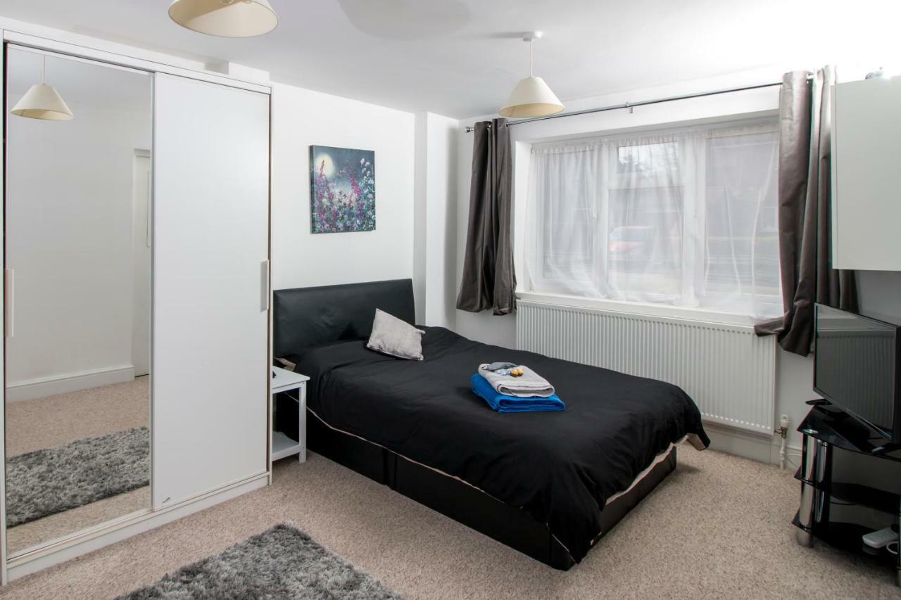 Lovely Rooms In A Quiet Place Of Woking Bagian luar foto