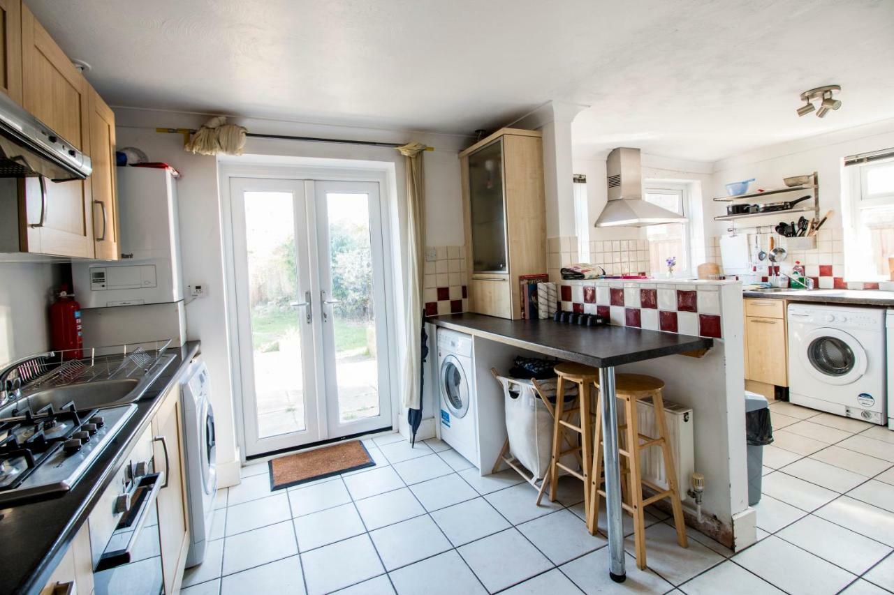 Lovely Rooms In A Quiet Place Of Woking Bagian luar foto